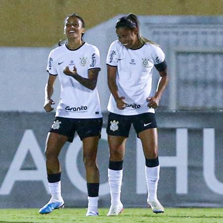 Jaque e Vic Albuquerque comemoram gol do Corinthians contra a Ferroviária - Rebeca Reis / Staff Images Woman / CBF