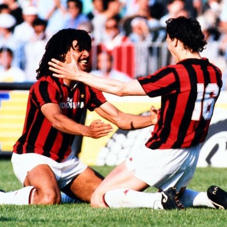 Gullit e Van Basten comemoram o gol da vitória do Milan sobre o Napoli, no Campeonato Italiano de 1987/88 - Etsuo Hara/Getty Images