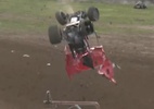 Piloto fratura vértebra após grave acidente em corrida na terra; assista - Reprodução