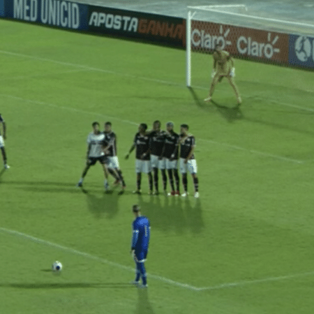 Leandro, goleiro do São Paulo, cobrou falta no 1º tempo do jogo contra a Ferroviária, pela Copinha