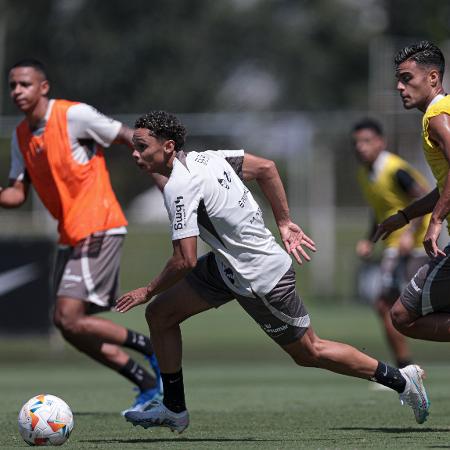 Dieguinho, meia do Corinthians, durante treino com o elenco profissional