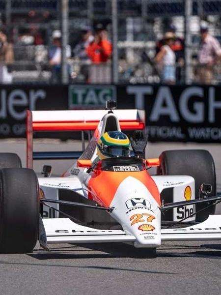 Bruno Senna, dirigindo a McLaren MP4-5B de 1990, originalmente pilotada por Ayrton Senna