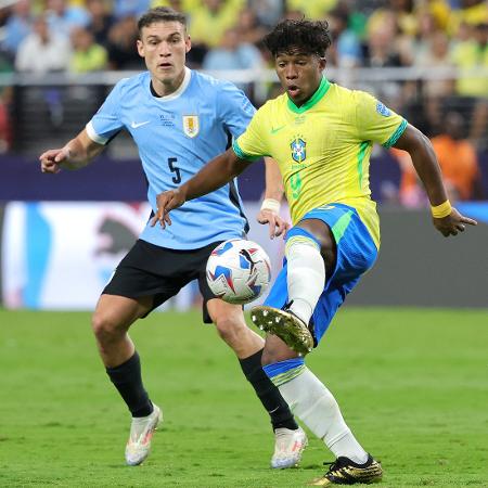 Endrick tenta fazer a jogada em Brasil x Uruguai, jogo da Copa América - Ethan Miller/Getty Images