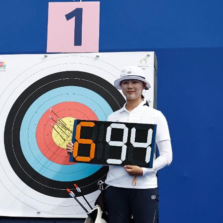 A sul-coreana Sihyeon Lim durante o classificatório do tiro com arco feminino