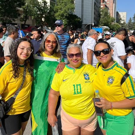 A baiana Alessandra dos Santos e a mãe (as duas à direita) acompanham a apresentação de Endrick