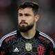 Matheus Cunha assina com o Cruzeiro, e Flamengo já busca goleiro no mercado