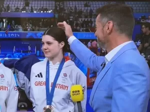 Pai cria momento fofo enquanto entrevista filha, bronze em Paris