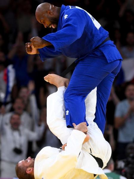 Teddy Riner, da França, durante o confronto pela categoria + 100kg no judô nas Olimpíadas de Paris