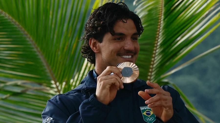 Gabriel Medina posa com a medalha de bronze das Olimpíadas de Paris-2024