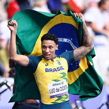 Christian Gabriel comemora conquista da medalha de bronze nos 200m T37, nas Paralimpíadas 2024.