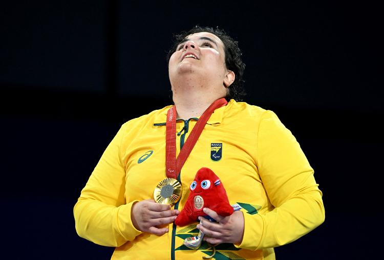 Rebeca Souza com a medalha de ouro no judô -70Kg J2 nas Paralimpíadas 2024