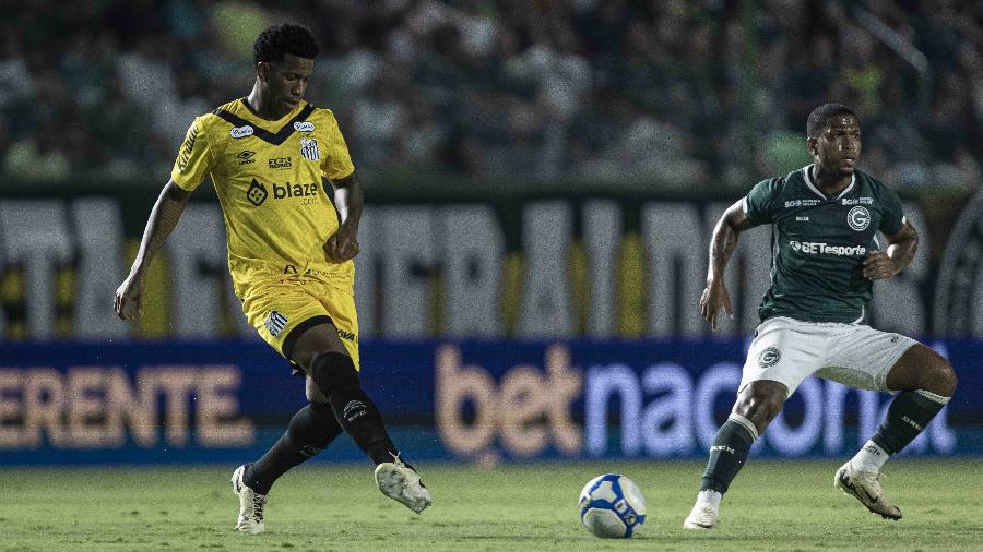 Gil em ação durante jogo entre Goiás e Santos pela Série B