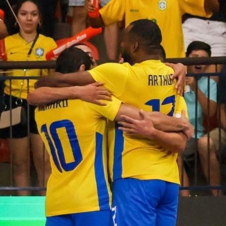 Seleção Brasileira comemora gol em final da Copa Intercontinental Seleção Brasileira comemora gol em final da Copa Intercontinental