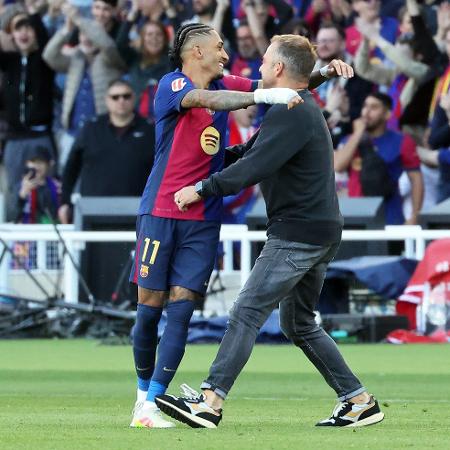 Raphinha abraça o técnico Hansi Flick após decidir na vitória do Barcelona sobre o Celta de Vigo pelo Campeonato Espanhol 2024/2025 Raphinha abraça o técnico Hansi Flick após decidir na vitória do Barcelona sobre o Celta de Vigo pelo Campeonato Espanhol 2024/2025