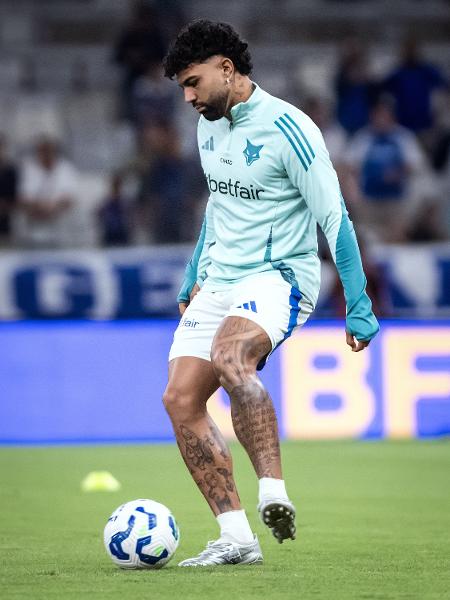 Gabigol durante aquecimento pelo Cruzeiro em seu reencontro com o Flamengo