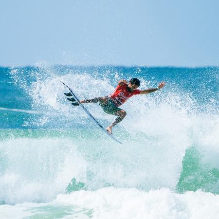 Filipe Toledo vira com aéreo no fim e avança às quartas - Andrew Shield/WSL