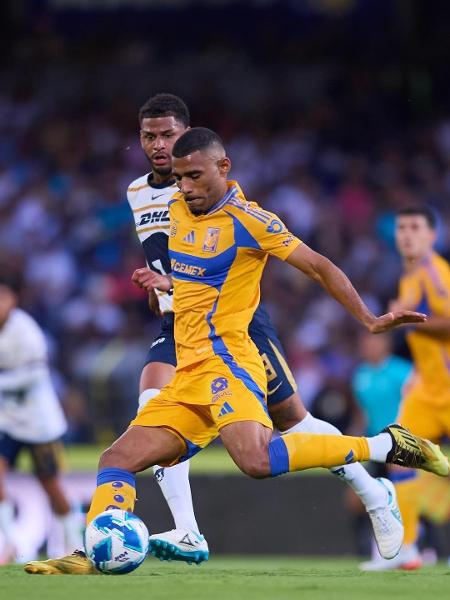 Zagueiro Joaquim, em ação pelo Tigres, do México Zagueiro Joaquim, em ação pelo Tigres, do México