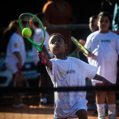 Criança jogando tênsi no Projeto Nero, do Rio Open Criança jogando tênsi no Projeto Nero, do Rio Open