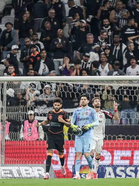 Yuri Alberto teve seu pênalti de cavadinha defendido por Rossi