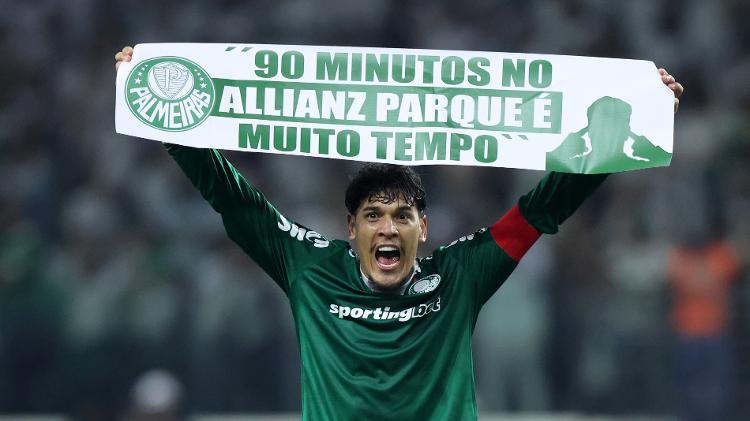 Gustavo Gómez ergue faixa com a frase '90 minutos no Allianz Parque é muito tempo', dita por Abel Ferreira antes da classificação para a final da Libertadores 2025