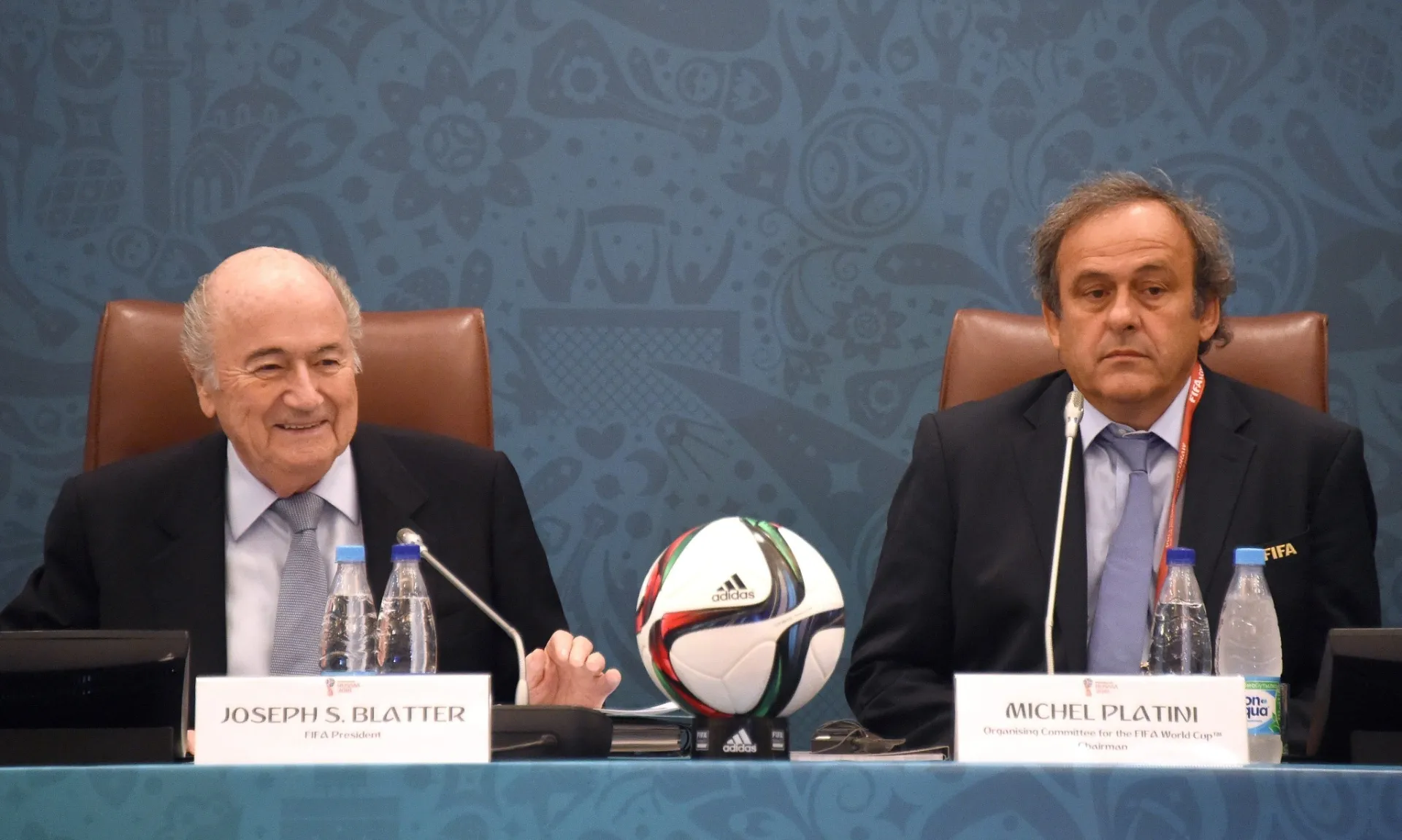 Joseph Blatter (e), presidente da Fifa, ao lado de Michel Platini (d), presidente da UEFA em evento de sorteio das Eliminatórias da Copa do Mundo de 2018 - EFE/EPA/MARCUS BRANDT