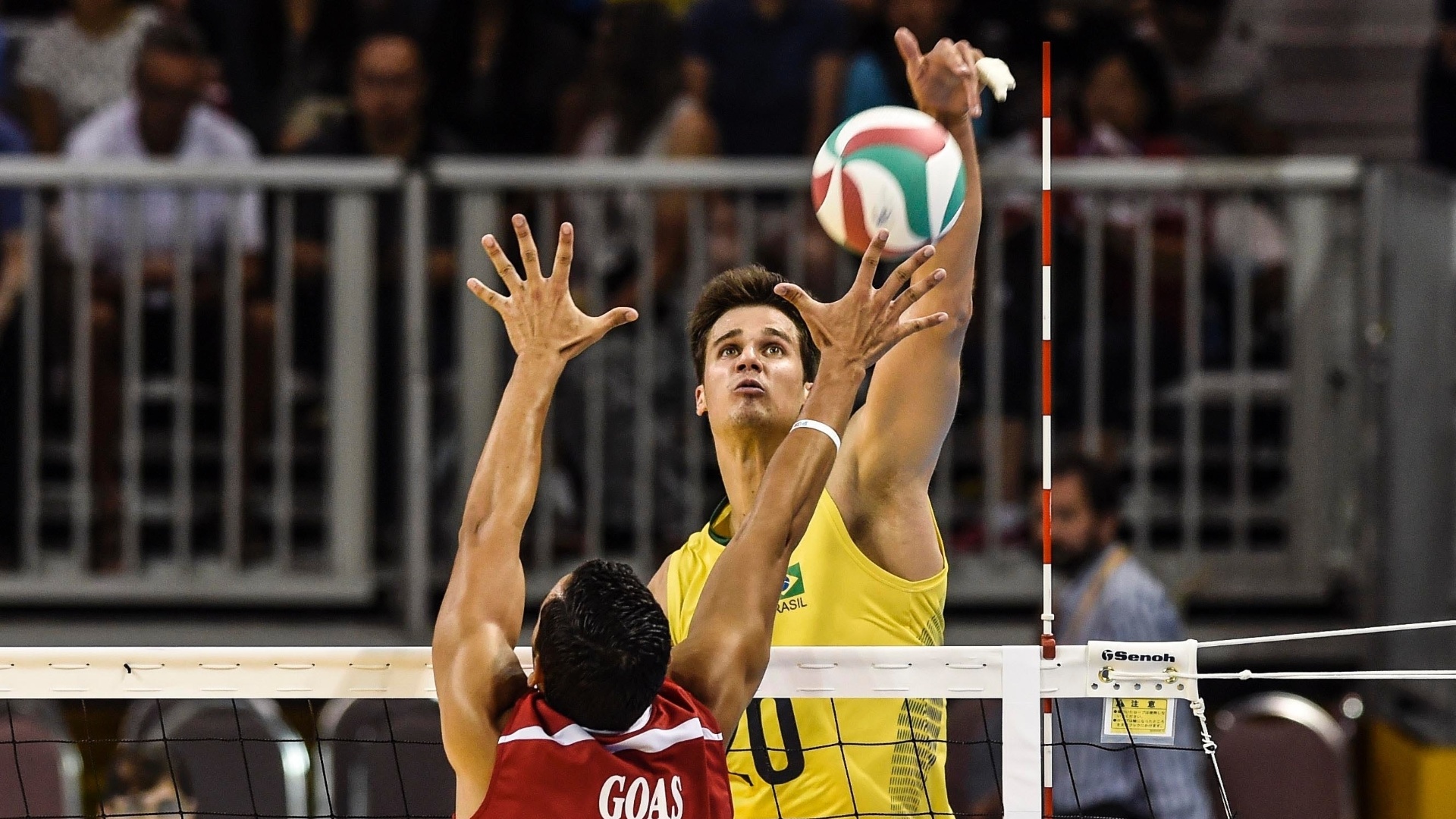 Renan em ação pela seleção brasileira. O bloqueio do jogador passa dos 3 metros de altura