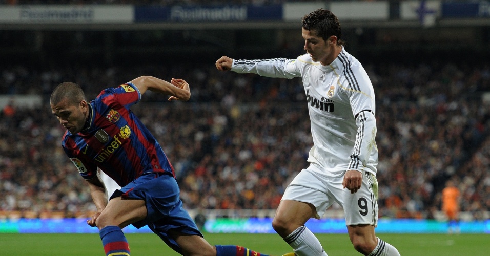 Daniel Alves disputa a bola com Cristiano Ronaldo, em lance da partida entre Barcelona e Real Madrid