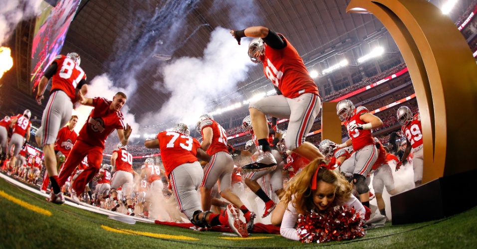 12.jan - Cheerleader do Ohio State Buckeyes, time de futebol americano universitário dos Estados Unidos, cai durante entrada da equipe em campo