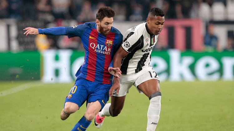 Alex Sandro e Messi em lance do jogo Juventus x Barcelona - Emilio Andreoli/Getty Images - Emilio Andreoli/Getty Images