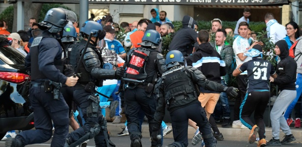 Clima nos arredores do Vélodrome foi tenso - BORIS HORVAT/AFP