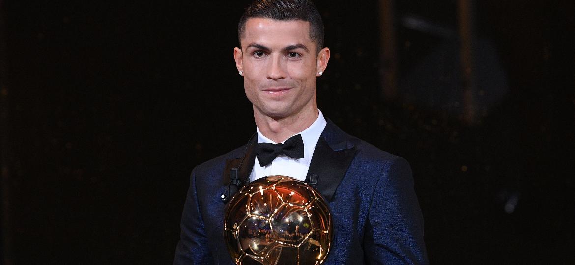 Cristiano Ronaldo recebe o prêmio de melhor jogador do mundo pela Fifa em 2017 - Franck FAUGERE/AFP PHOTO/L"EQUIPE 