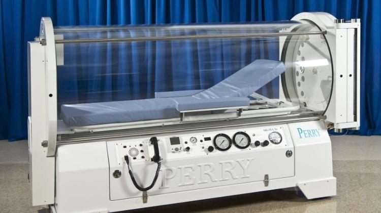 Câmara hiperbárica permite respirar oxigénio puro dentro de uma câmara, ajudando na reparação dos tecidos - Reprodução - Reprodução