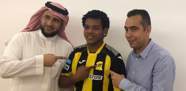 Romarinho veste a camisa do novo clube na Arábia Saudita - Reprodução