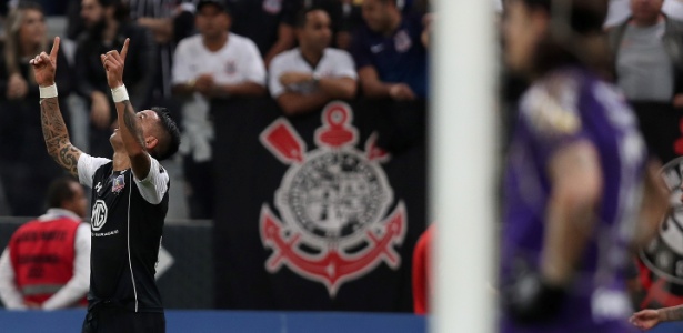 Lucas Barrios marcou o gol que levou o Colo-Colo às quartas de final da Libertadores - REUTERS/Paulo Whitaker
