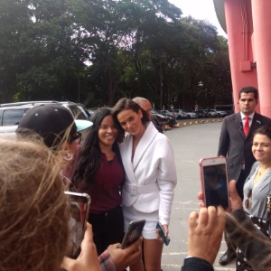 Atriz atendeu a fãs na chegada a evento - Gabriel Carneiro/UOL - Gabriel Carneiro/UOL