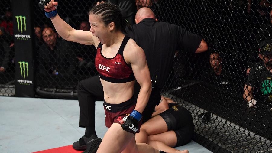 Zhang Weili da China comemora ao nocautear Jessica Andrade no UFC - Getty Images