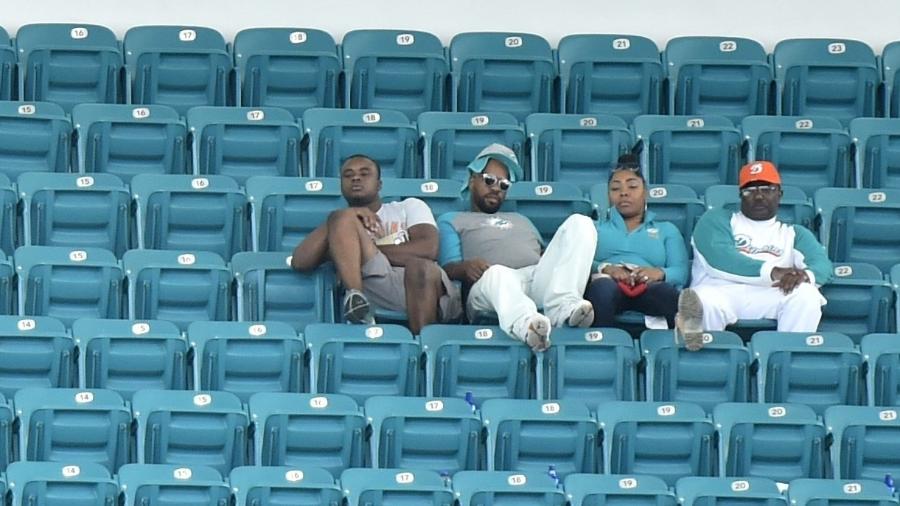 Torcedores do Miami Dolphins assistem a jogo contra o Los Angeles Chargers; estádio da franquia da Flórida não tem enchido - Eric Espada/Getty Images/AFP