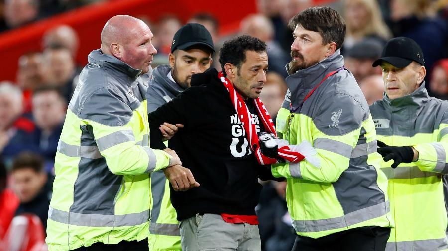 Torcedor é retirado após invadir campo em jogo Liverpool x Salzburg, pela Liga dos Campeões - Jason Cairnduff/Reuters