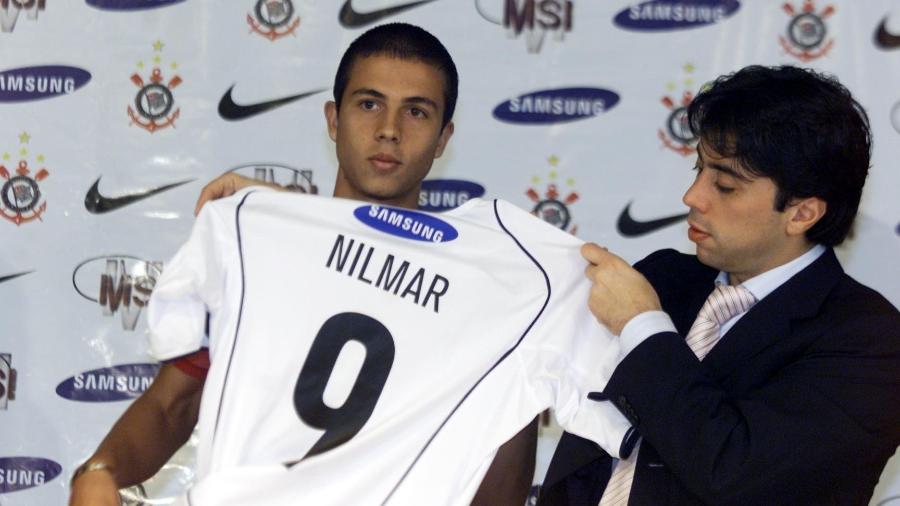Em 2005, Nilmar foi apresentado no Corinthians ao lado do empresário Kia Joorabchian, da MSI  - Fernando Santos/Folhapress