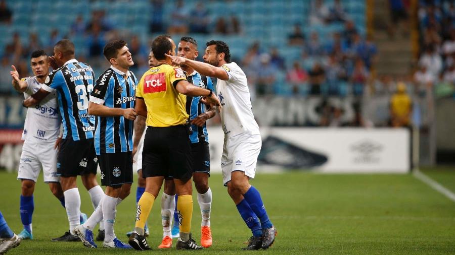 Jogadores do Cruzeiro e Grêmio em jogo de 2019: debandada depois da drástica queda dos dois clubes - Edson Vara/Lightpress/Cruzeiro