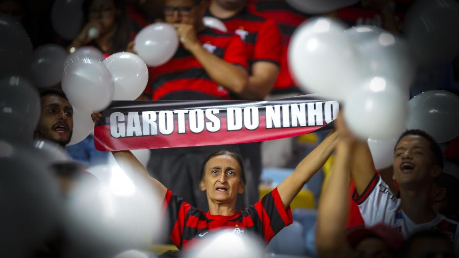 Torcedores do Flamengo fazem homenagem às vítimas do incêndio no Ninho do Urubu - Alexandre Vidal / Flamengo