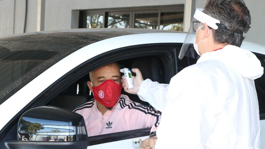 Jogadores passam por medição de temperatura todos os dias e fizeram segundo teste para Covid-19 - Ricardo Duarte/SC Internacional