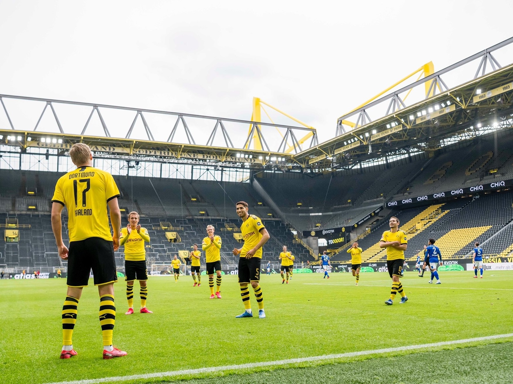 Gol de futsal, tá? 👏🏻 Bela triangulação do @Borussia Dortmund A @Bu