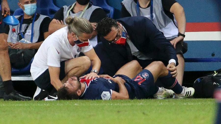 Lateral se machucou no 2° tempo do jogo entre PSG e Metz, pelo Campeonato Francês - Jean Catuffe/Getty Images