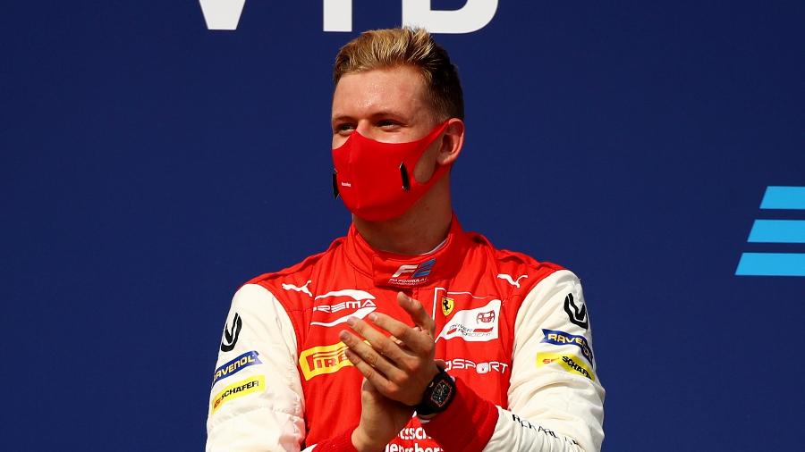 Mick Schumacher, filho de Michael, no pódio do GP de Sochi da Fórmula 2, em 2020 - Bryn Lennon/Getty Images