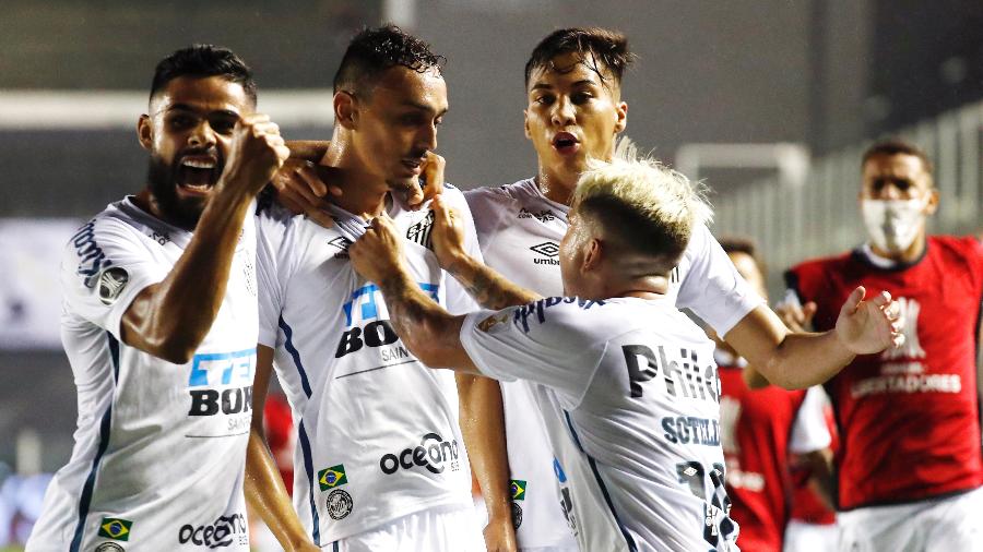Jogadores do Santos comemoram gol sobre o Boca Juniors na semifinal da Copa Libertadores - Sebastiao Moreira-Pool/Getty Images