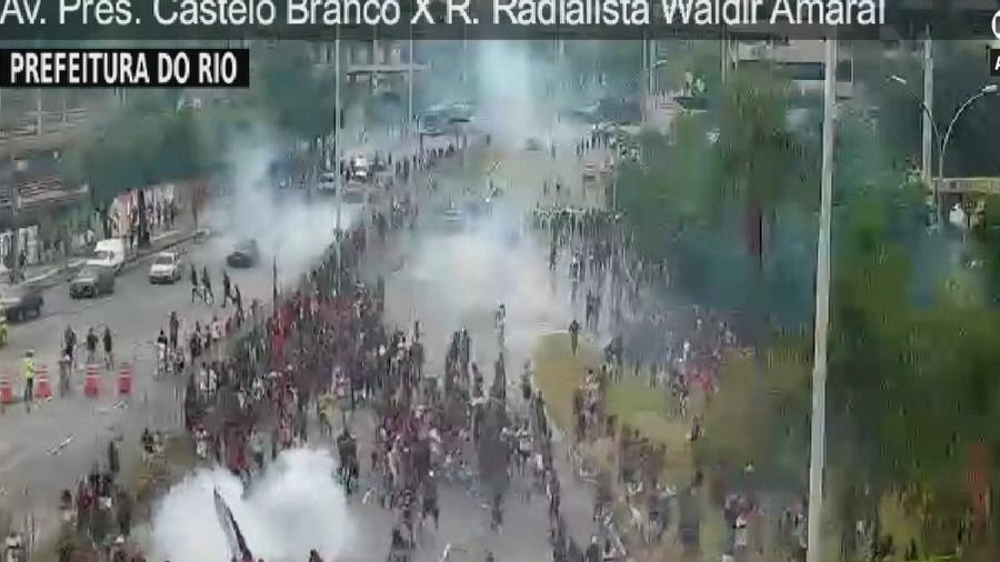 Polícia tenta dispersar torcedores do Flamengo do lado de fora do Maracanã - Reprodução/GloboNews