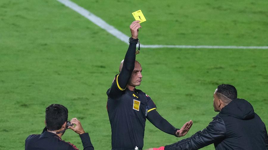 Luciano, do São Paulo, recebeu cartão amarelo por reclamação em partida contra a Chapecoense - Marcello Zambrana/AGIF
