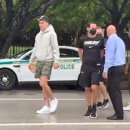 Tyler Herro, jogador do Miami Heat, entregou mantimentos em local de desabamento de prédio em Miami - Reprodução