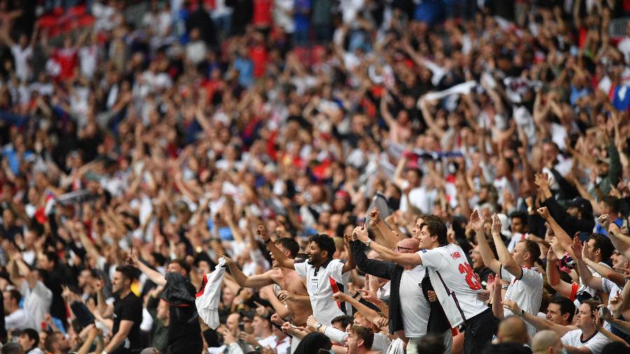 Torcedores da Inglaterra comemoram vitória sobre a Alemanha em Wembley - Justin Tallis/POOL/AFP